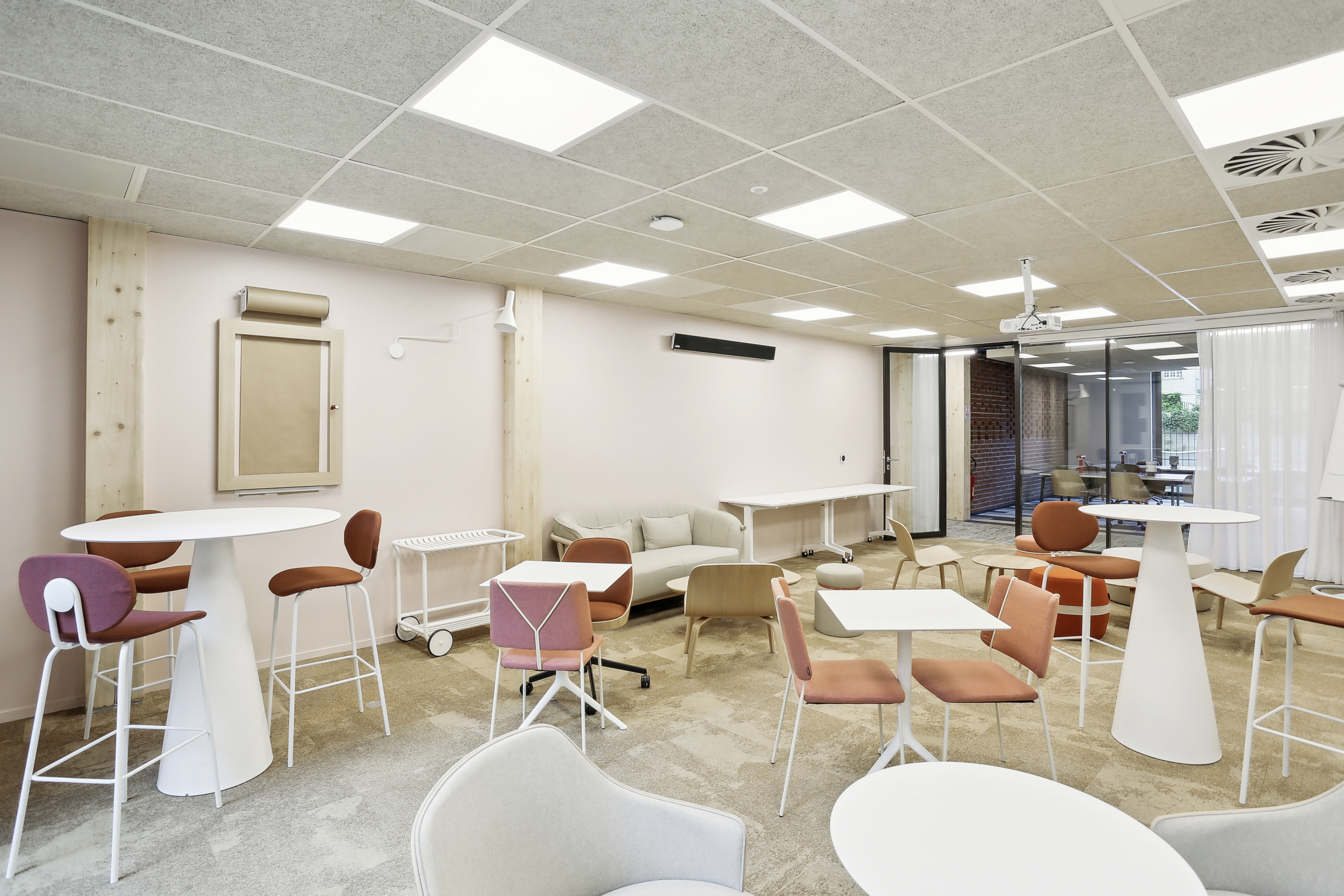 Salle_creative_newton_offices_le_pearl.jpg