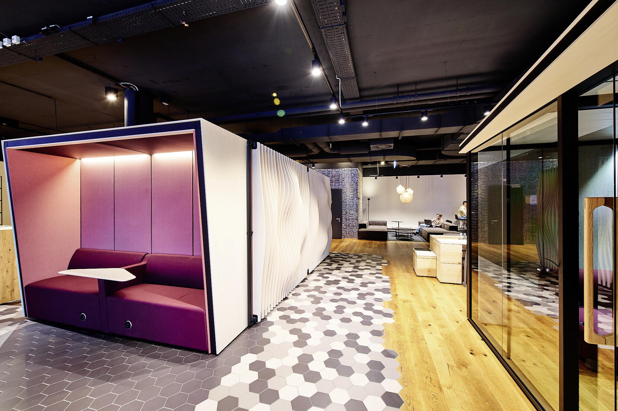 26-02725661CREDITSTEELCASE_CAFEPUMA_.jpg