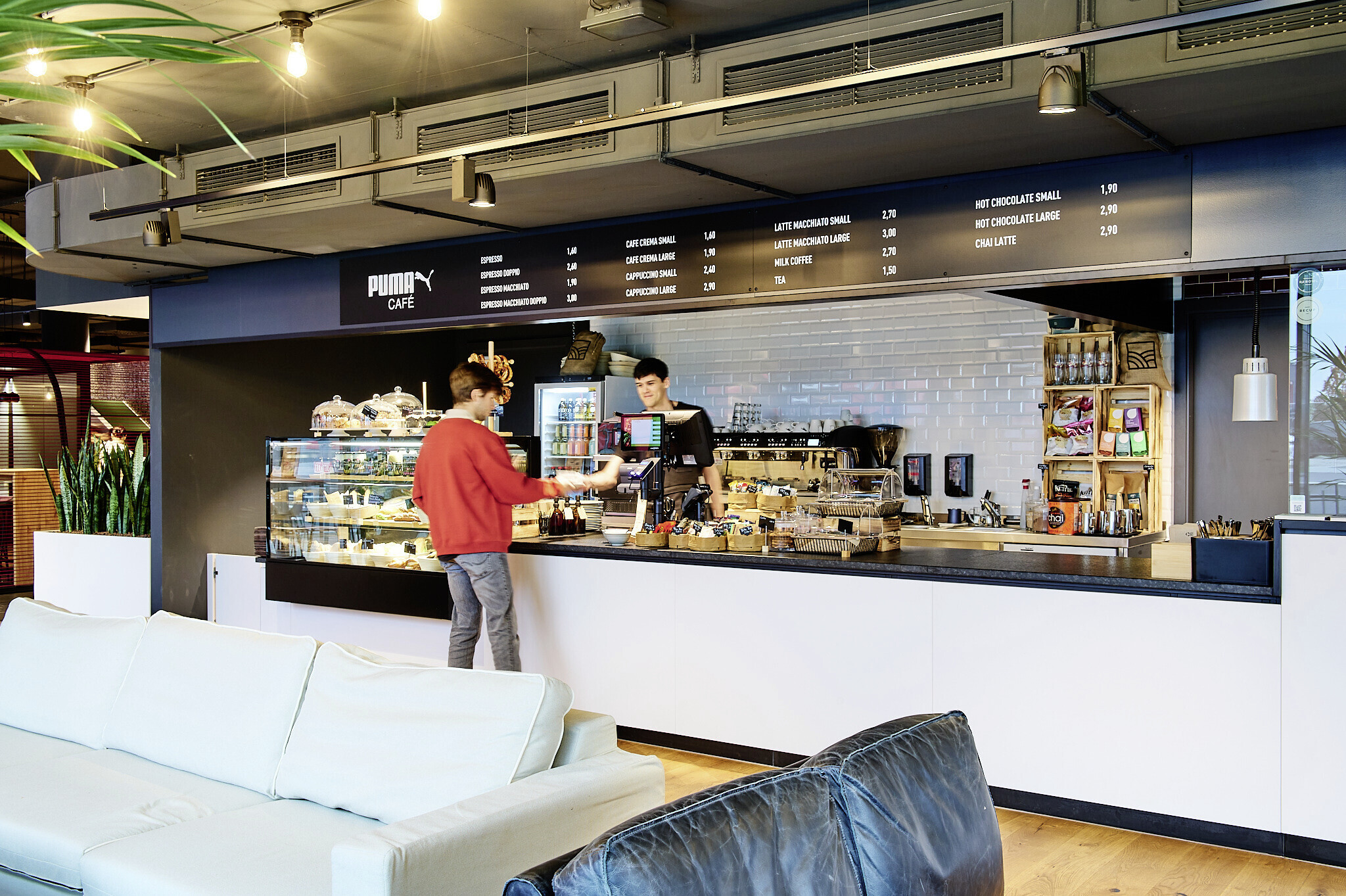 26-0272563CREDITSTEELCASE_CAFEPUMA_.jpg