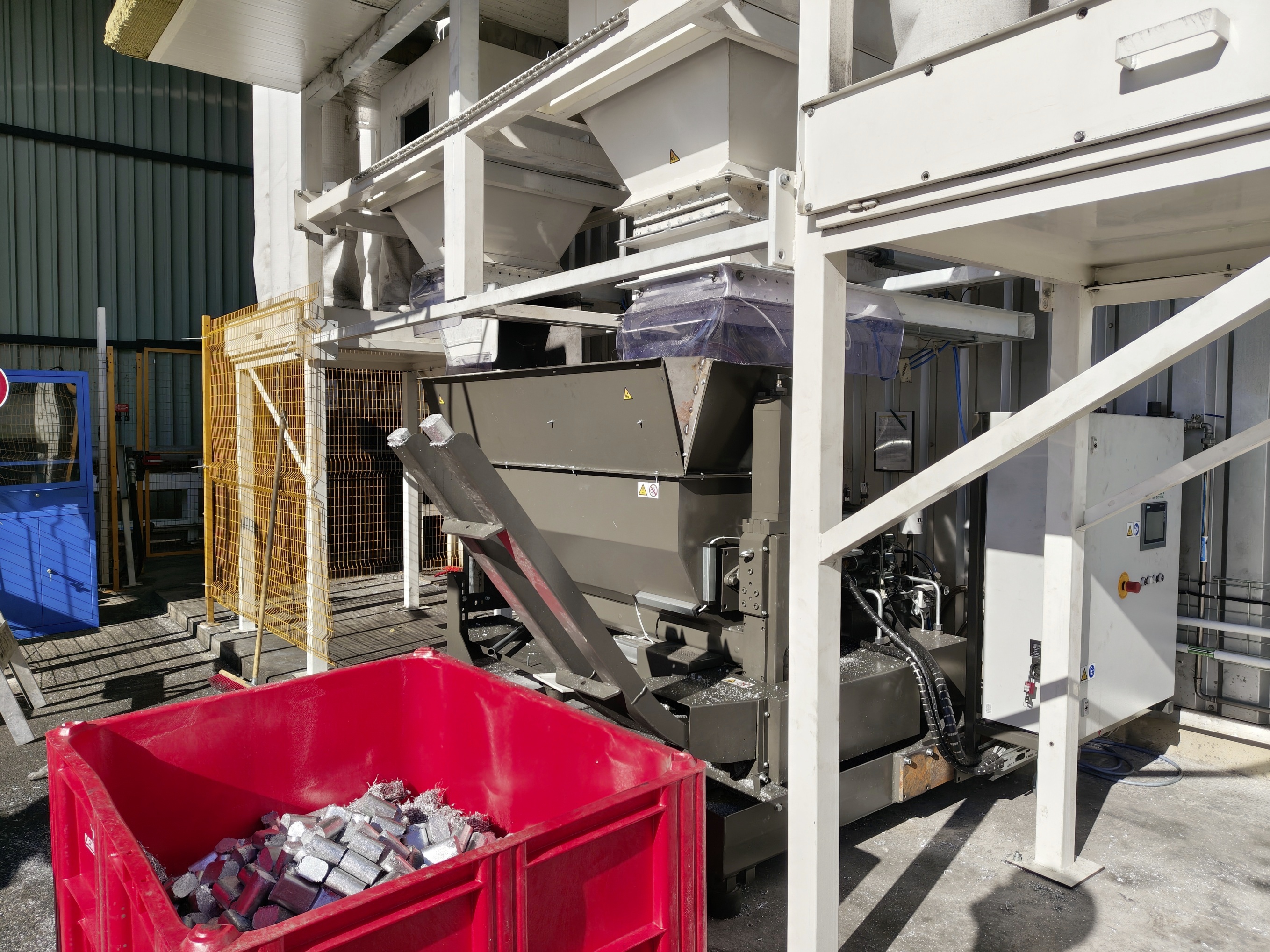 6_compacteuraluminiumProfilsSystemes.jpg
